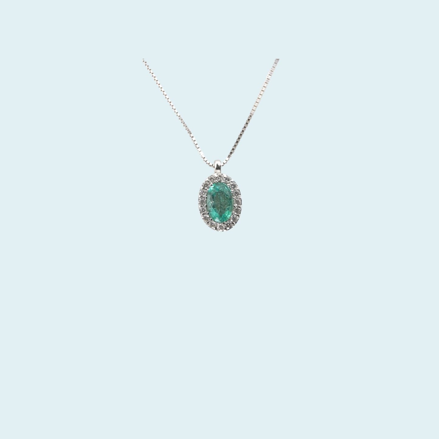 collana in oro bianco 18kt cm 45 di meteore gioielli con smeraldo naturale taglio ovale e contorno di diamanti naturali taglio brillante. 