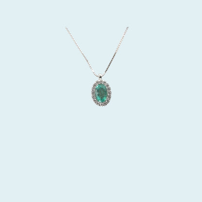 Collana in oro bianco 18kt cm 45 di Meteore Gioielli con Smeraldo naturale taglio ovale e contorno di diamanti naturali taglio brillante. 
