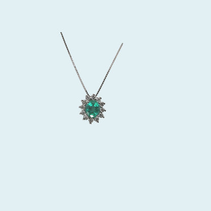 Collana in oro 18kt 45 cm di Meteore gioielli con Smeraldo naturale taglio ovale e coroncina di Diamanti naturali  dal design Classico ma sempre attuale. 