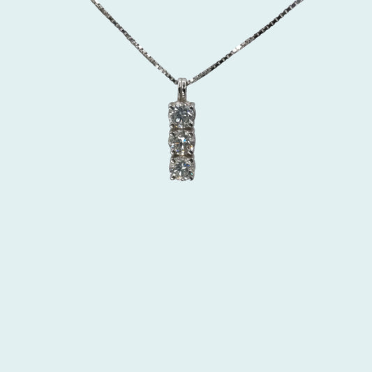 collana trilogy castoni a filo che lasciano esaltare la brillantezza e la luce dei diamanti