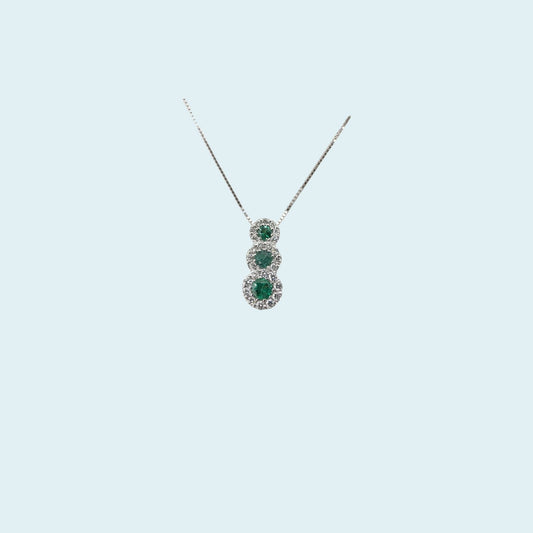 Collana in oro bianco 18kt cm 45 di Meteore Gioielli con pendente trilogy formato da tre smeraldi naturali taglio brillante degradè contornati da diamanti naturali
