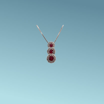 Collana trilogy in oro bianco 18kt di Meteore Gioielli con tre rubini tondi naturali ct0.34 montati a scalare circondati da diamanti naturali  0.22ct .