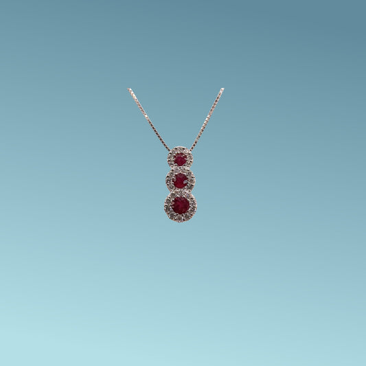 Collana trilogy in oro bianco 18kt di Meteore Gioielli con tre rubini tondi naturali ct0.34 montati a scalare circondati da diamanti naturali  0.22ct .
