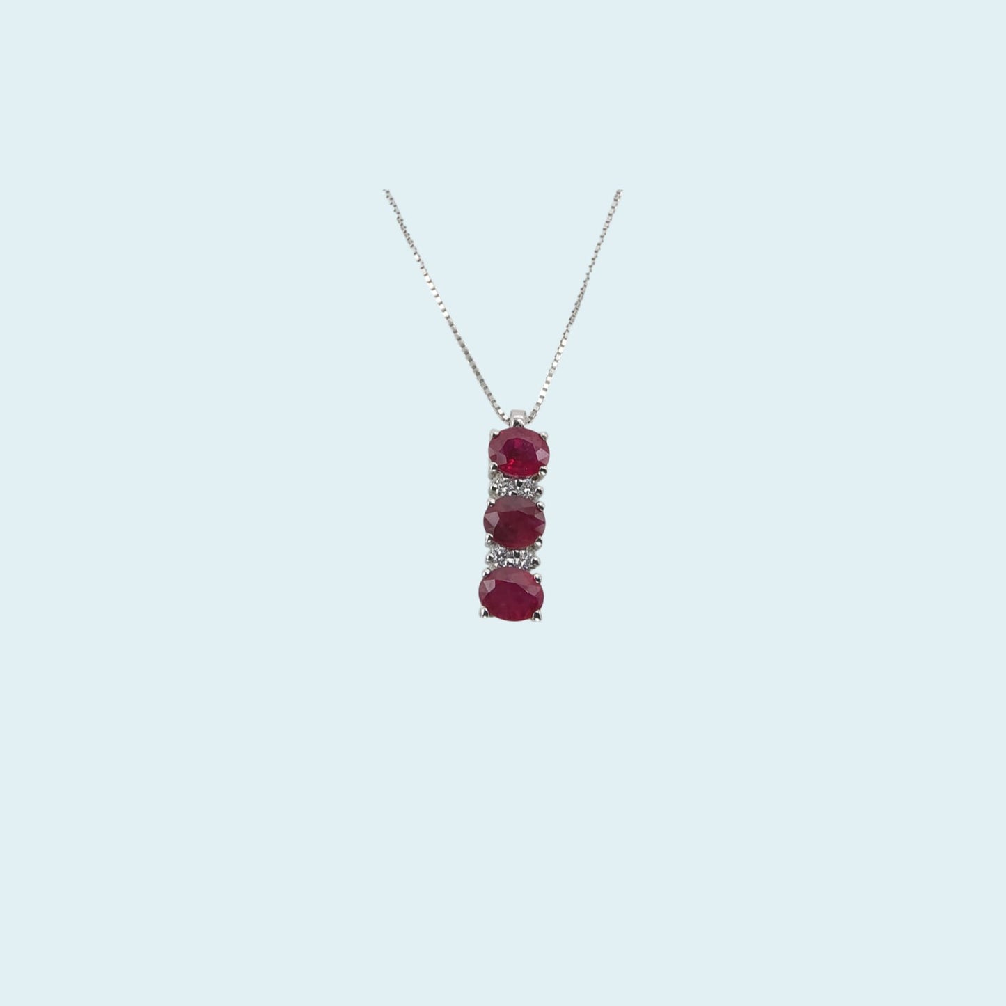 collana in oro bianco 18kt cm 45 di meteore gioielli con tre rubini naturali taglio ovale incassati in linea e intervallati da diamanti naturali taglio brillante