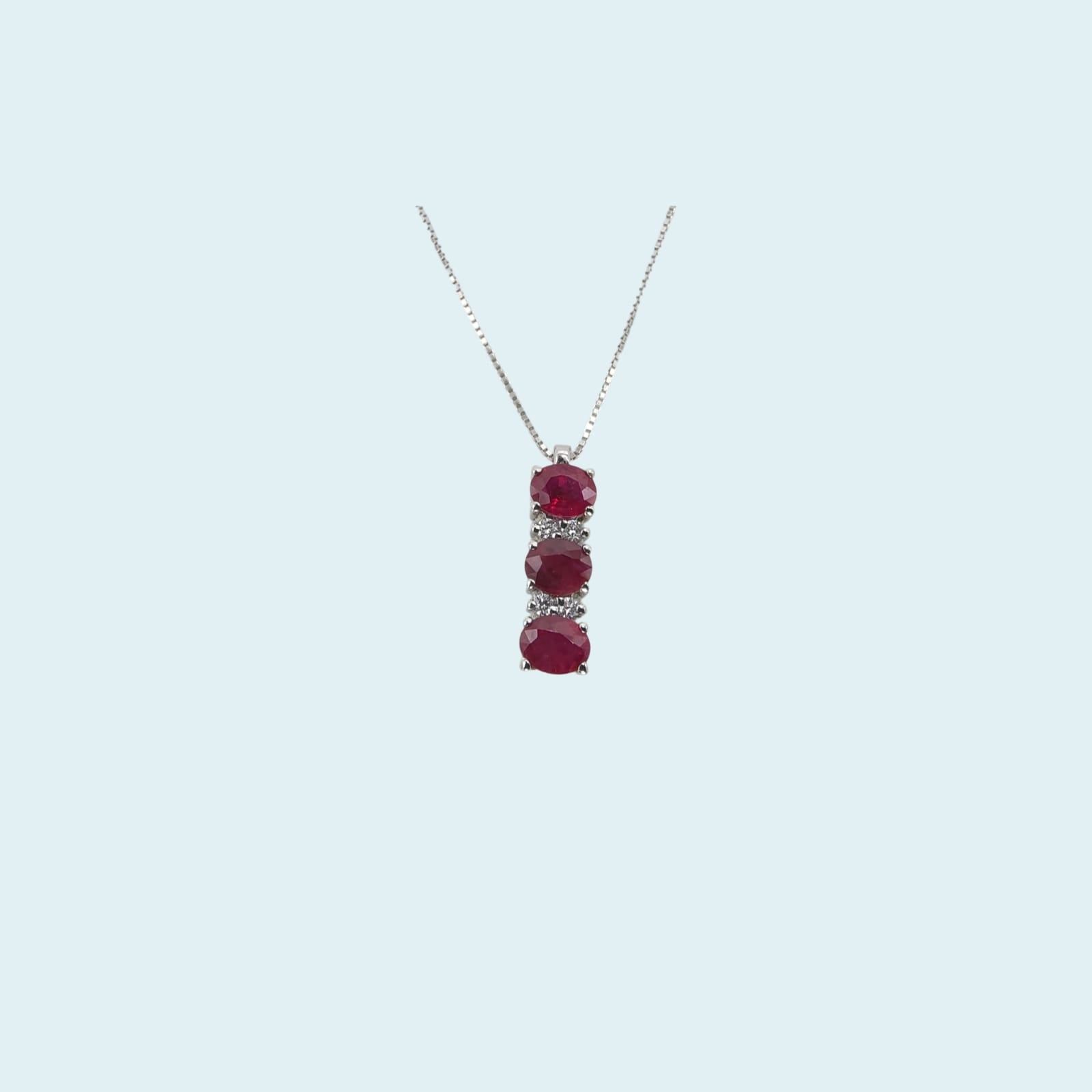 Collana in oro bianco 18kt cm 45 di Meteore Gioielli con tre Rubini naturali taglio ovale incassati in linea e intervallati da diamanti naturali taglio brillante