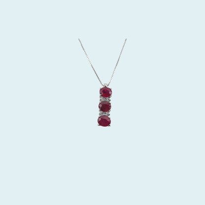 Collana in oro bianco 18kt cm 45 di Meteore Gioielli con tre Rubini naturali taglio ovale incassati in linea e intervallati da diamanti naturali taglio brillante