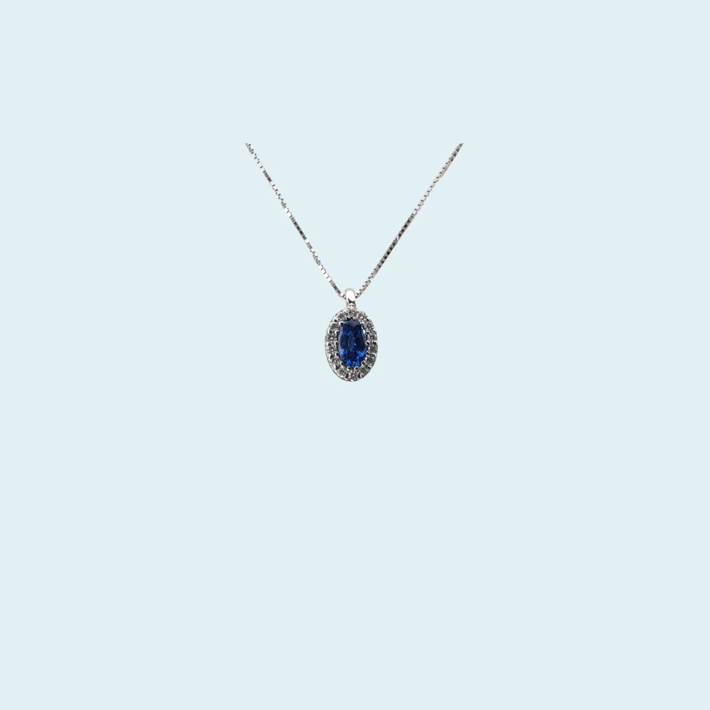 collana in oro bianco 18kt cm 45 di meteore gioielli con zaffiro naturale taglio ovale e contorno di diamanti naturali taglio brillante.
