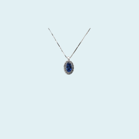 Collana in oro bianco 18kt cm 45 di Meteore Gioielli con Zaffiro naturale taglio ovale e contorno di diamanti naturali taglio brillante.