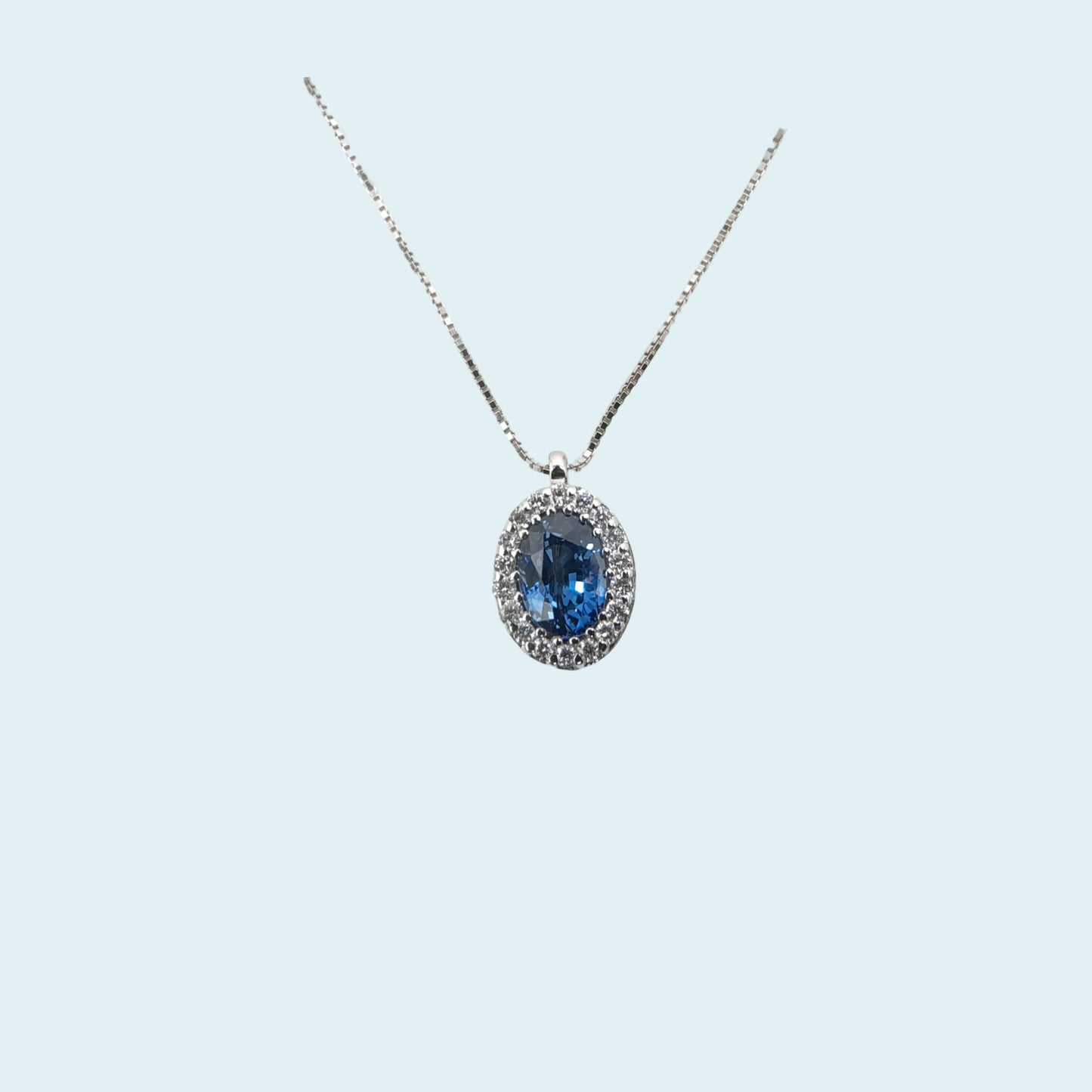 collana in oro bianco 18kt cm 45 di meteore gioielli con zaffiro naturale taglio ovale e contorno di diamanti naturali taglio brillante.