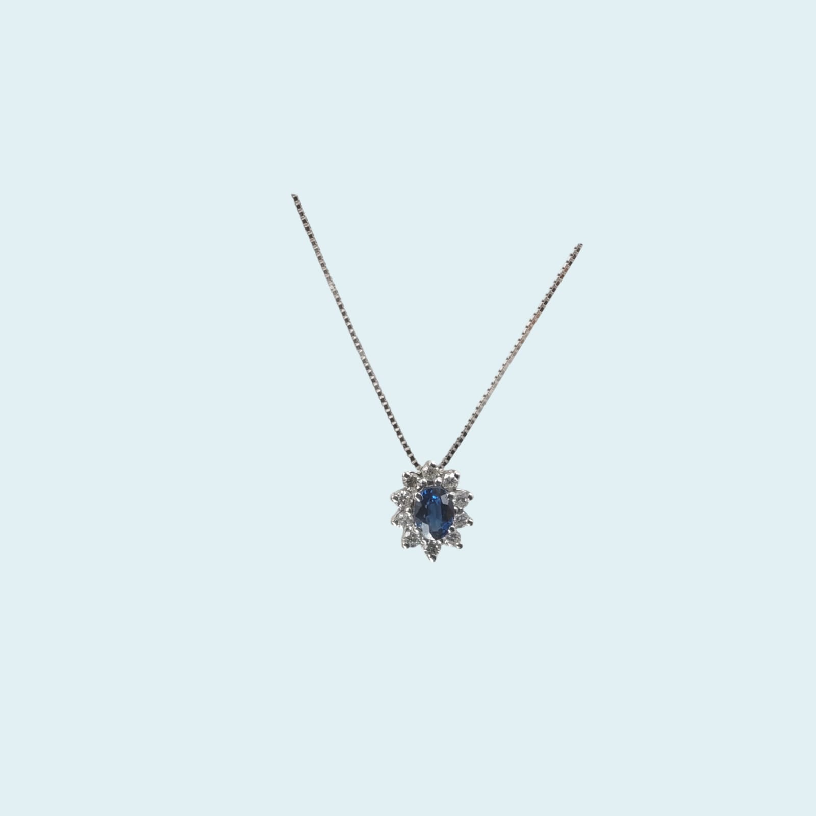 Collana in oro 18kt 45 cm di Meteore gioielli con Zaffiro naturale taglio ovale e coroncina di Diamanti naturali  dal design Classico ma sempre attuale