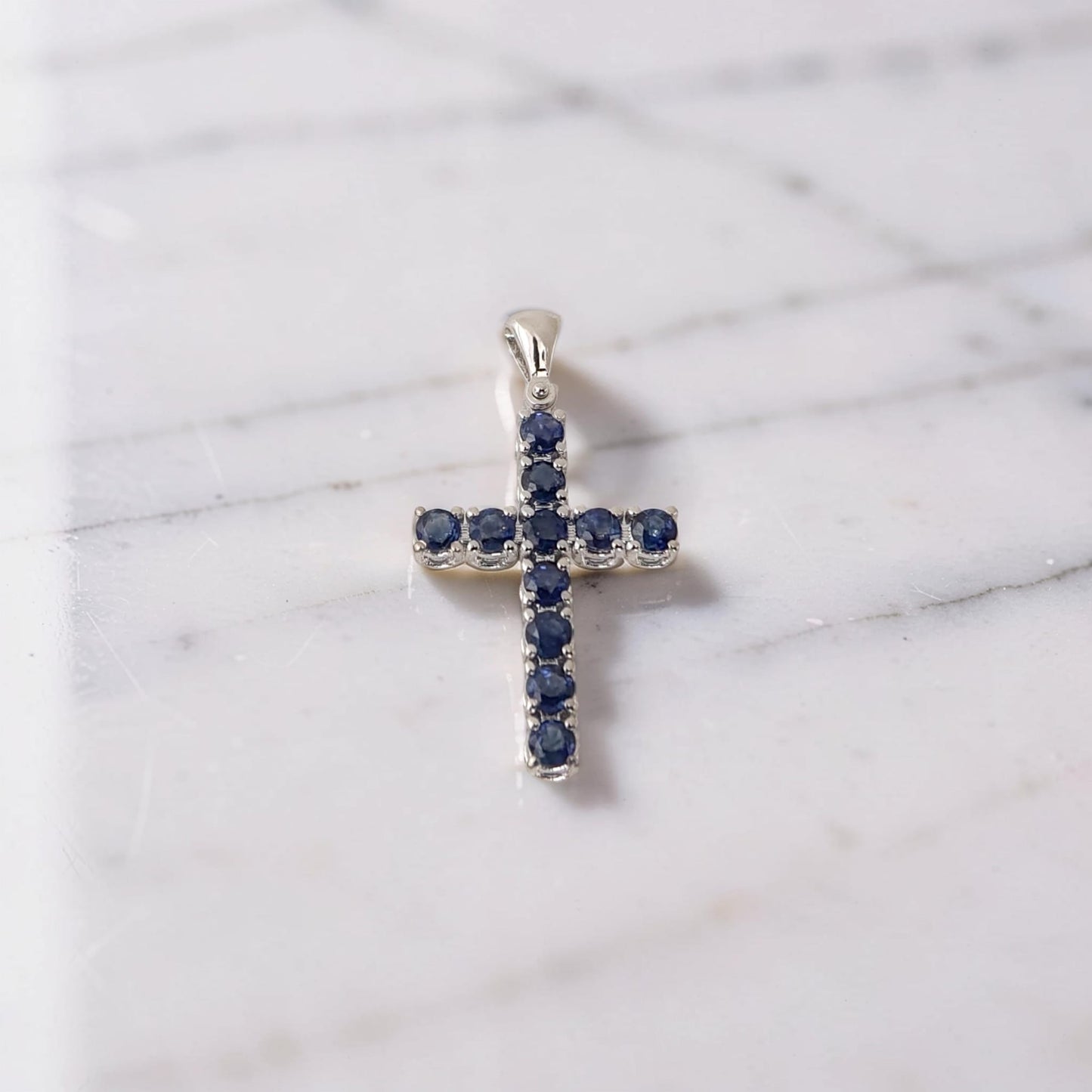 croce in oro bianco 18kt con zaffiri blu naturali 0.89 ct firmata meteore gioielli