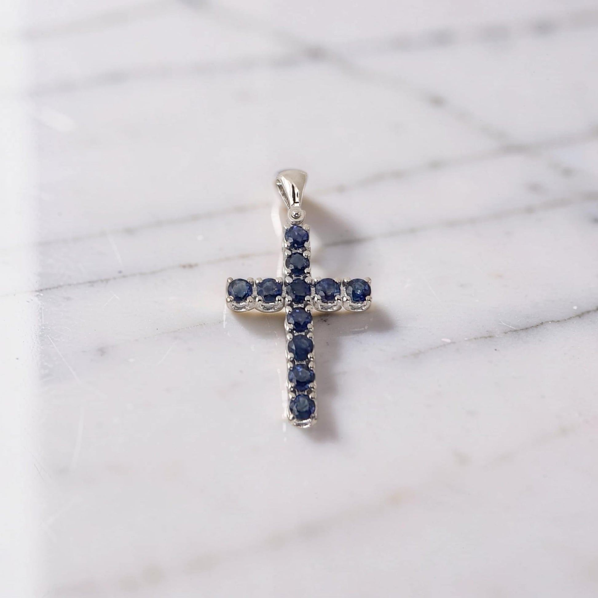Croce in Oro Bianco 18Kt con Zaffiri Blu Naturali 0.89 ct firmata Meteore Gioielli