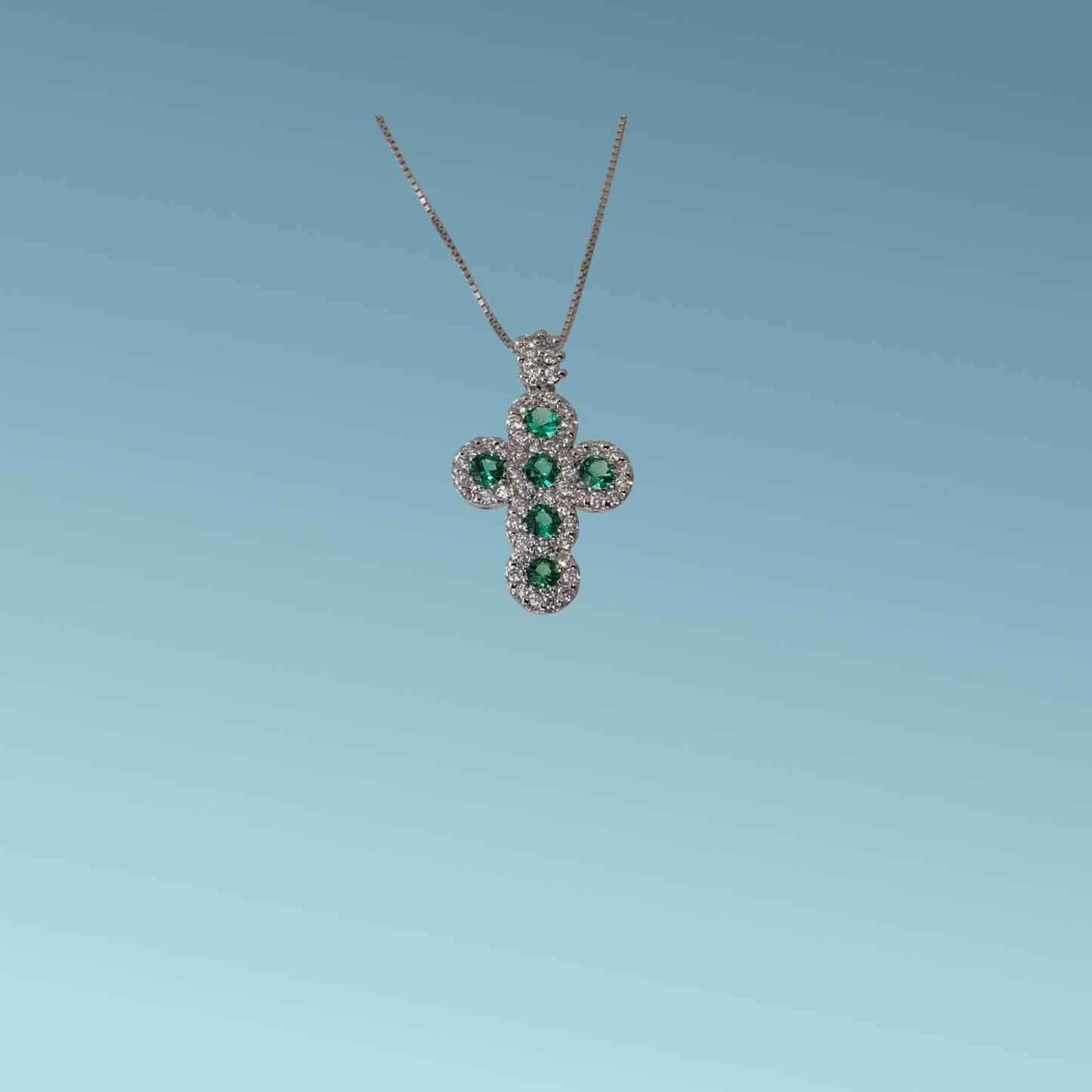 collana in oro bianco 18kt di cm 45 con pendente a forma di croce di meteore gioielli con 5 smeraldi naturali taglio brillate per un totale di 0.30 carati, ognuno circondato da un delicato pavé di diamanti naturali taglio brillante per un totale di 0.33 carati