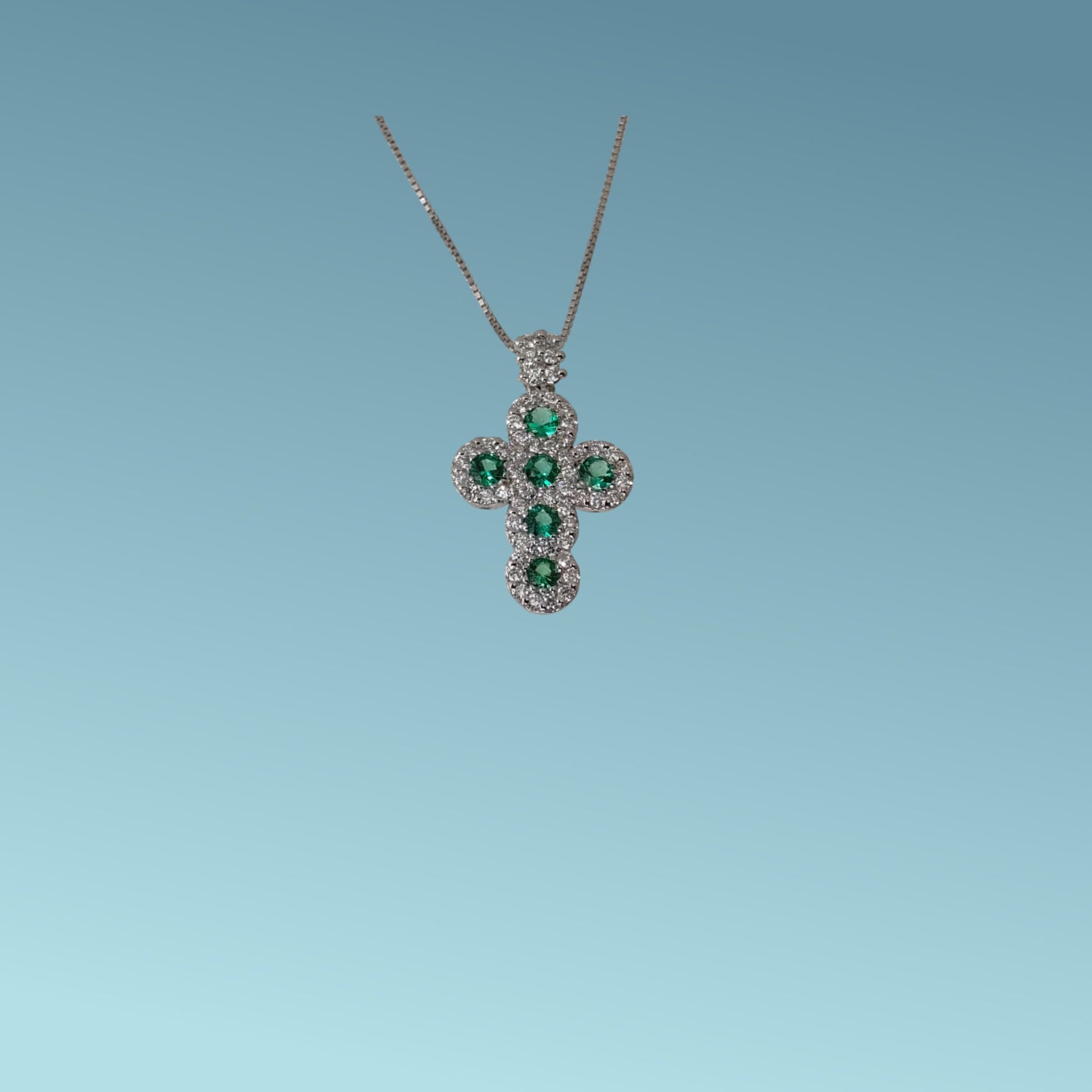 Collana in oro bianco 18kt di cm 45 con pendente a forma di croce di Meteore Gioielli con 5 smeraldi naturali taglio brillate per un totale di 0.30 carati, ognuno circondato da un delicato pavé di diamanti naturali taglio brillante per un totale di 0.33 carati