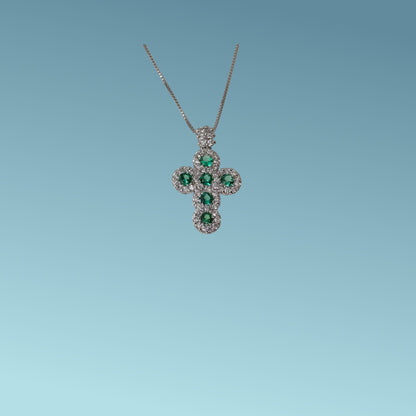 Collana in oro bianco 18kt di cm 45 con pendente a forma di croce di Meteore Gioielli con 5 smeraldi naturali taglio brillate per un totale di 0.30 carati, ognuno circondato da un delicato pavé di diamanti naturali taglio brillante per un totale di 0.33 carati