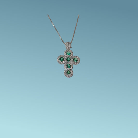 Collana in oro bianco 18kt di cm 45 con pendente a forma di croce di Meteore Gioielli con 5 smeraldi naturali taglio brillate per un totale di 0.30 carati, ognuno circondato da un delicato pavé di diamanti naturali taglio brillante per un totale di 0.33 carati