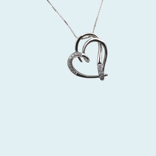 Girocollo con pendente stilizzato a forma di cuore. il filo si intreccia con un gioco di diamanti formando un bellissimo cuore