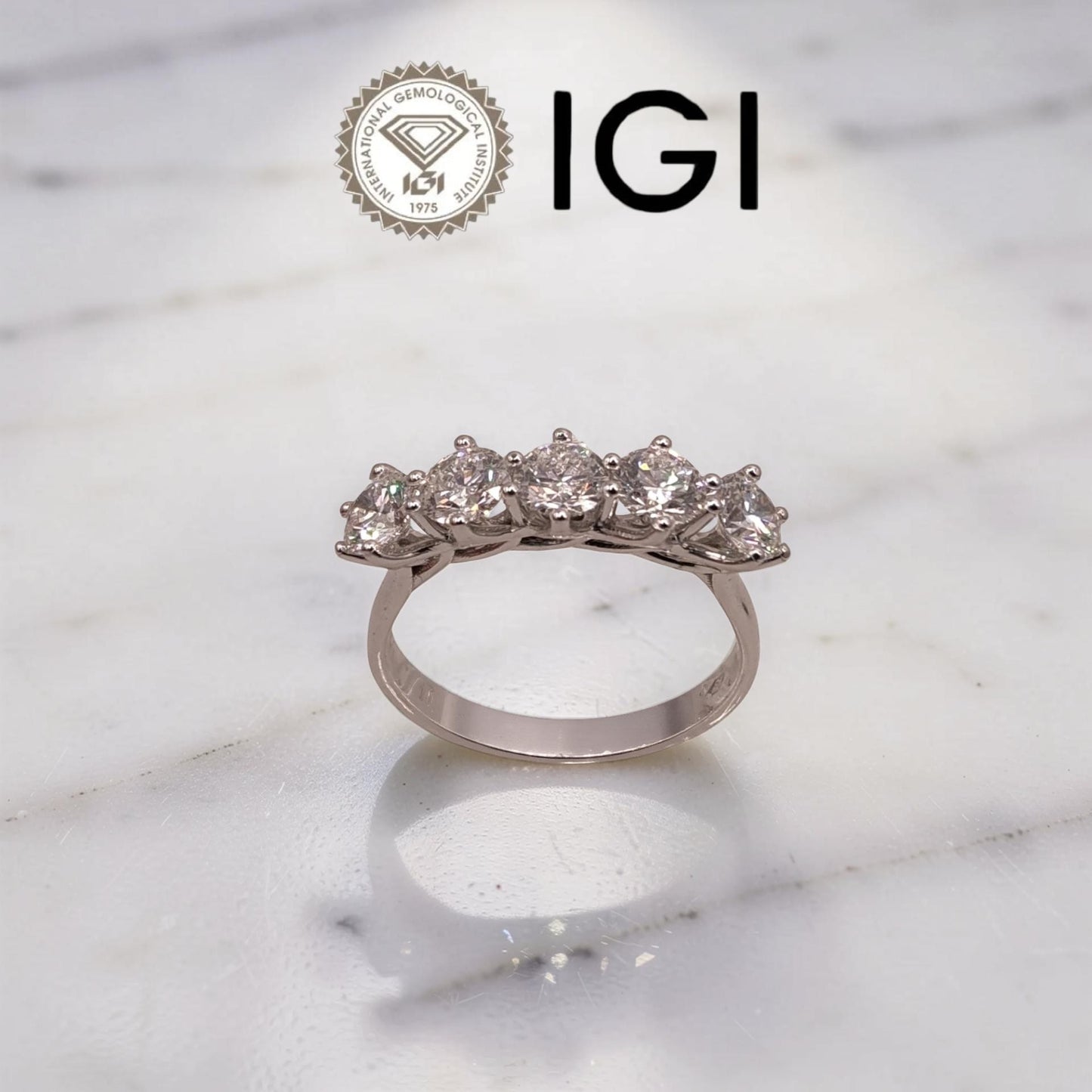cinque diamanti, una linea di luce continua. veretta in oro bianco 18kt con diamanti da laboratorio certificati igi, 1,50 ct d/vvs1. stessa brillantezza, scelta consapevole.