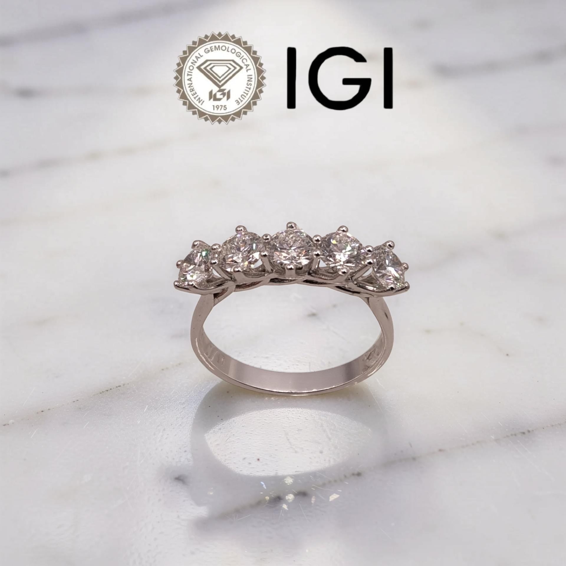 Cinque diamanti, una linea di luce continua. Veretta in oro bianco 18kt con diamanti da laboratorio certificati IGI, 1,50 ct D/VVS1. Stessa brillantezza, scelta consapevole.