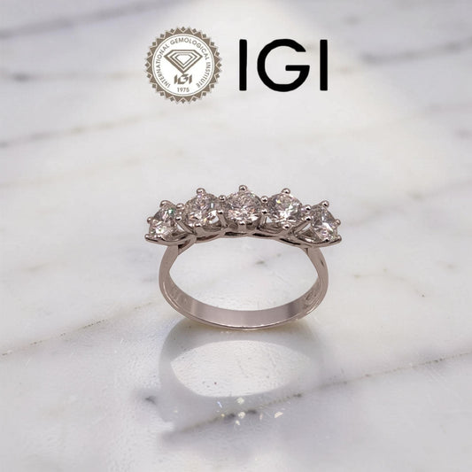 Cinque diamanti, una linea di luce continua. Veretta in oro bianco 18kt con diamanti da laboratorio certificati IGI, 1,50 ct D/VVS1. Stessa brillantezza, scelta consapevole.