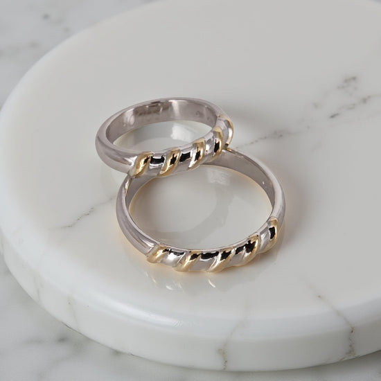 fedi di oro bianco con 5 barrette in oro giallo che simboleggiano i 50 anni di matrimonio