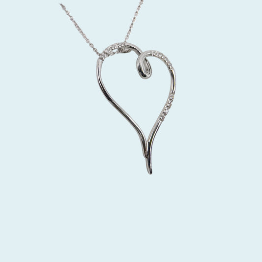 girocollo in oro con un cuore grande impreziosito da diamanti