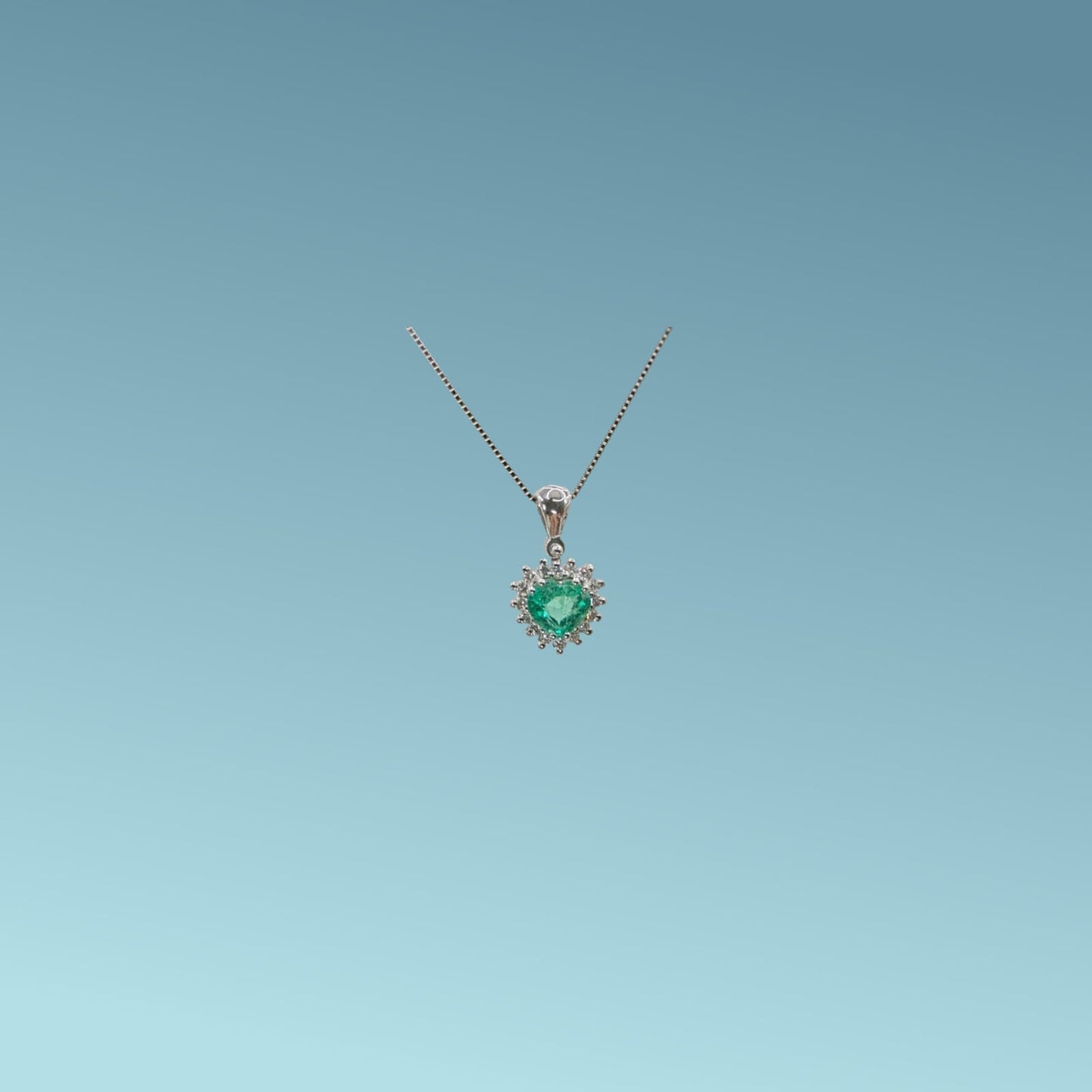 girocollo in oro bianco 18kt di meteore gioielli con al centro uno smeraldo naturale taglio a cuore ct 0.48 circondato da diamanti naturali taglio brillante ct 0.14 g/vs.