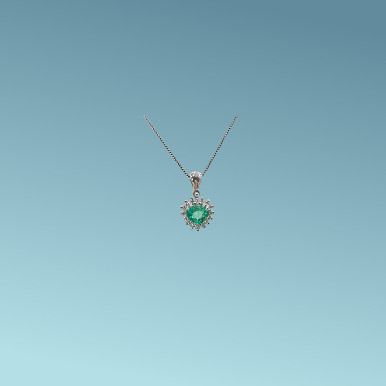 Girocollo in oro bianco 18kt di Meteore Gioielli con al centro uno smeraldo naturale taglio a cuore ct 0.48 circondato da diamanti naturali taglio brillante ct 0.14 G/VS.