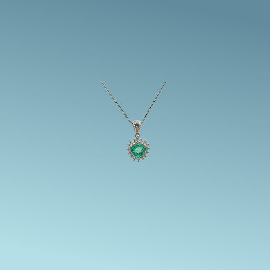 Girocollo in oro bianco 18kt di Meteore Gioielli con al centro uno smeraldo naturale taglio a cuore ct 0.48 circondato da diamanti naturali taglio brillante ct 0.14 G/VS.