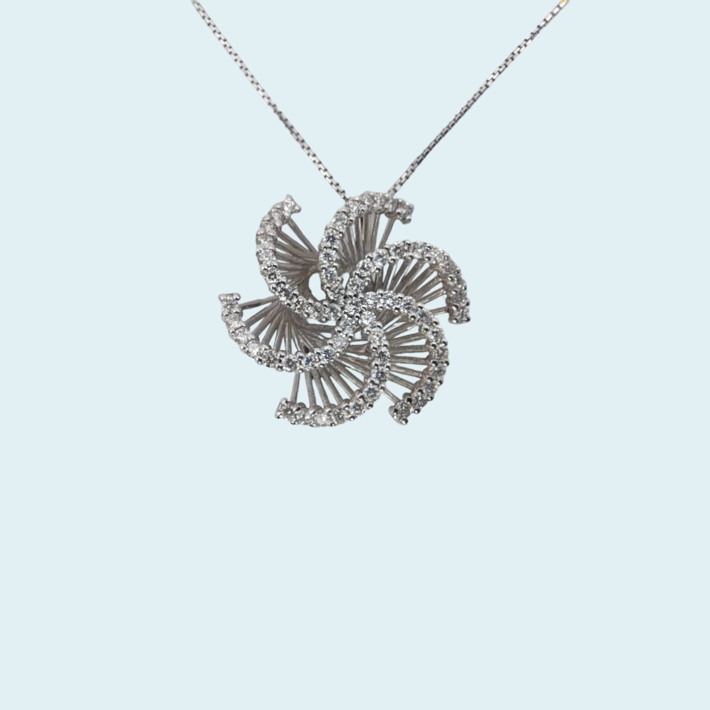 collana con pendente a forma di girandola in oro con diamanti