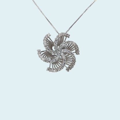collana con pendente a forma di girandola in oro con diamanti