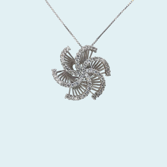 collana con pendente a forma di girandola in oro con diamanti