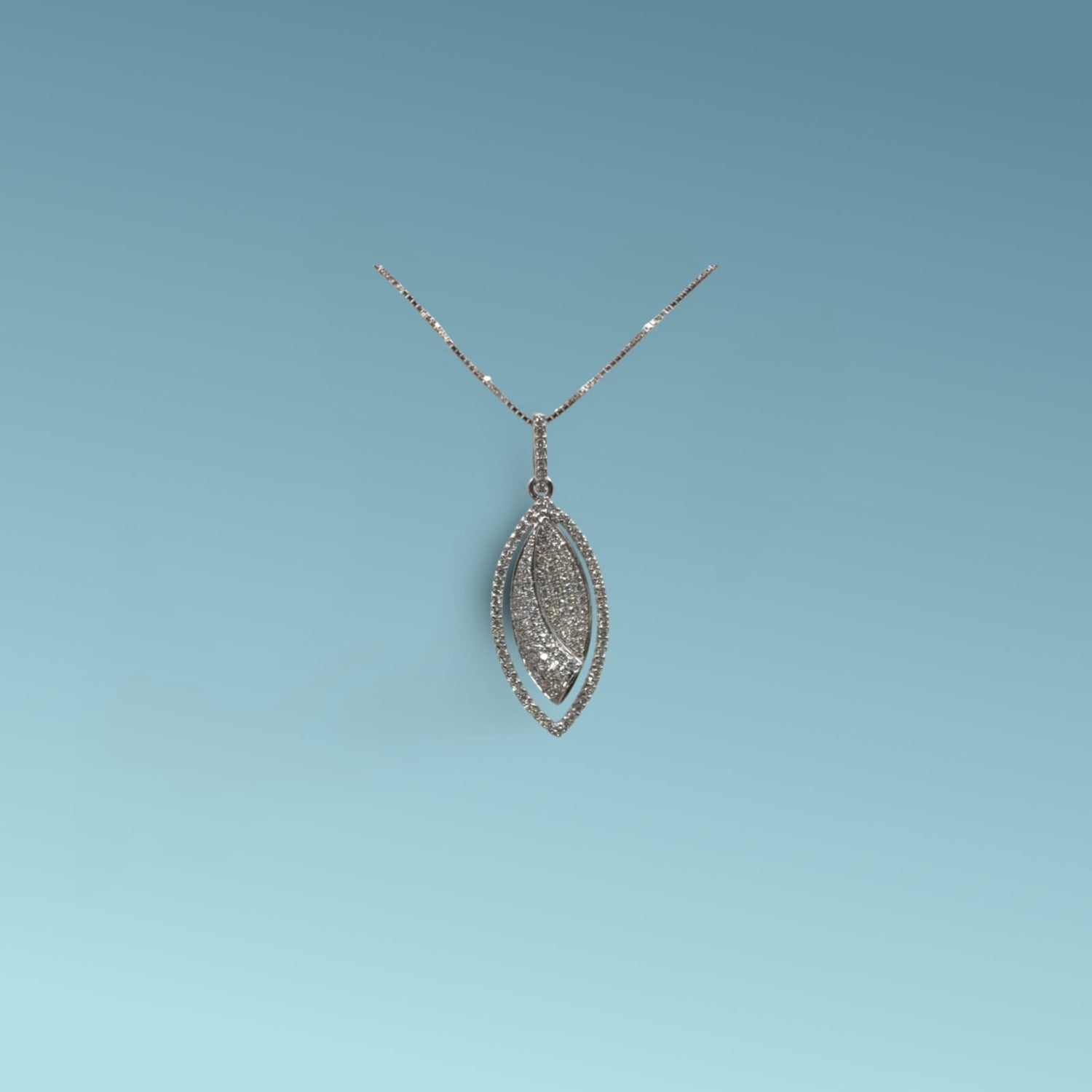 Girocollo in oro bianco 18kt cm 45 di Meteore Gioielli con pendente di forma ovale con pavé di diamanti naturali taglio brillante ct 0.43 G/V