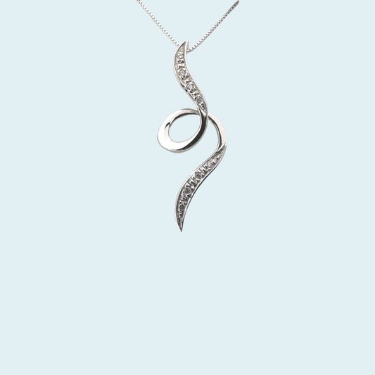 Il girocollo in oro bianco 18kt e diamanti di Meteore Gioielli è un pezzo affascinante e sofisticato, caratterizzato da un pendente a forma di serpente