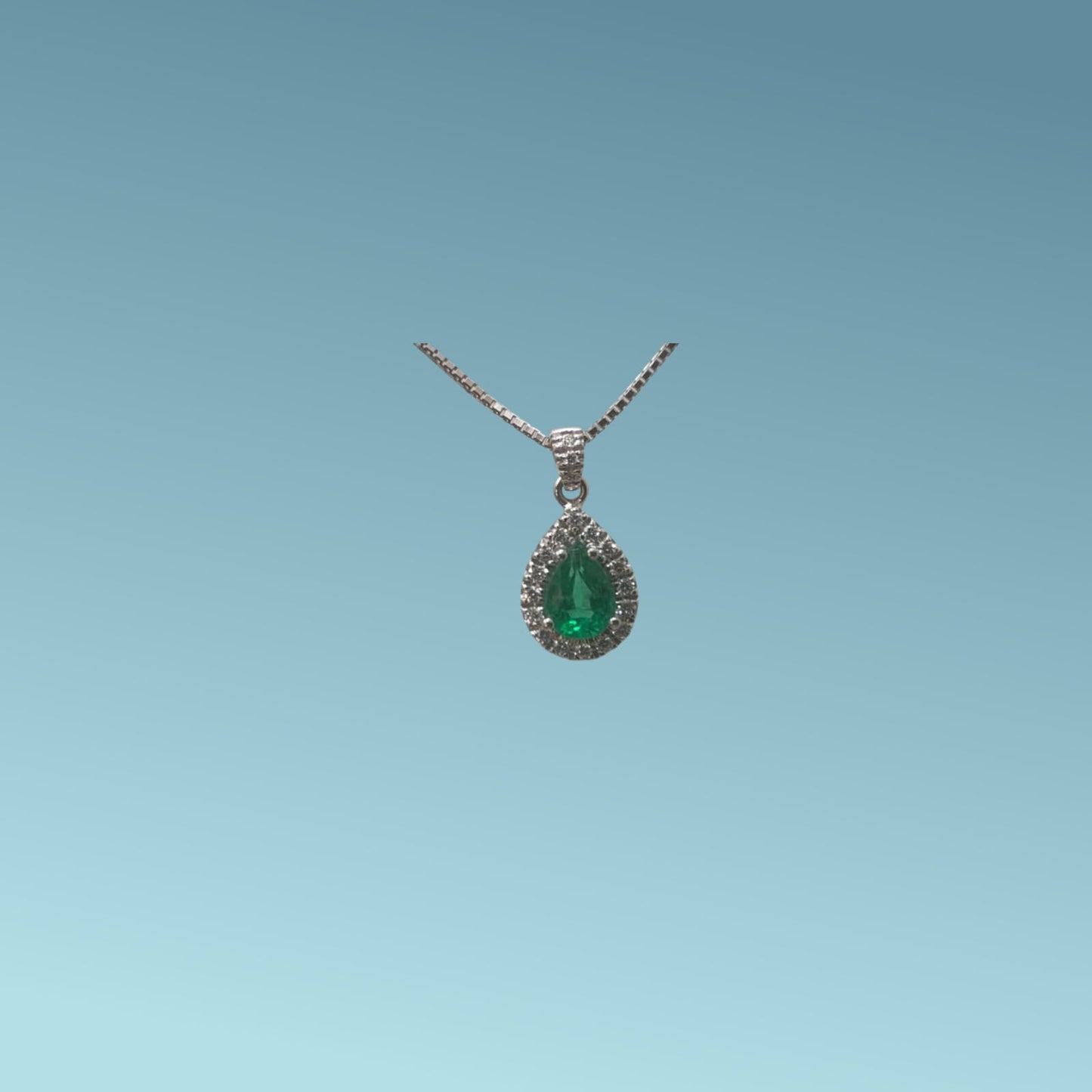 girocollo in oro bianco cm 45 di mirco visconti presenta uno smeraldo naturale taglio goccia di 0.63 ct e un contorno di diamanti naturali di 0.15 carati