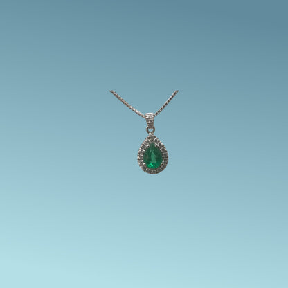 girocollo in oro bianco cm 45 di Mirco Visconti presenta uno smeraldo naturale taglio goccia di 0.63 ct e un contorno di diamanti naturali di 0.15 carati