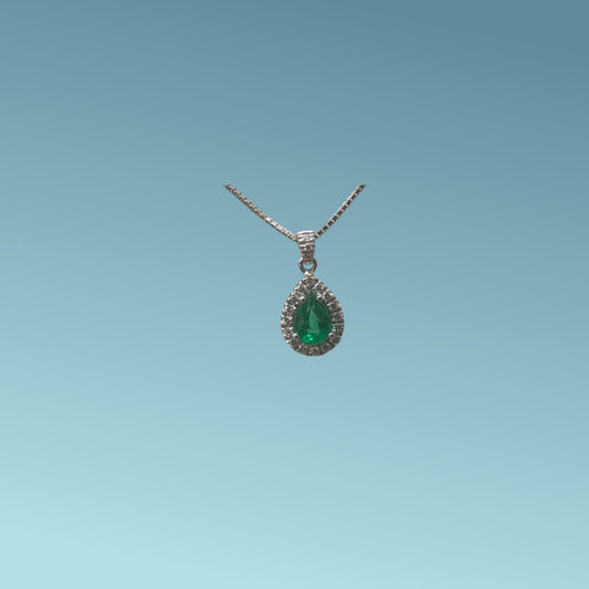 girocollo in oro bianco cm 45 di Mirco Visconti presenta uno smeraldo naturale taglio goccia di 0.63 ct e un contorno di diamanti naturali di 0.15 carati