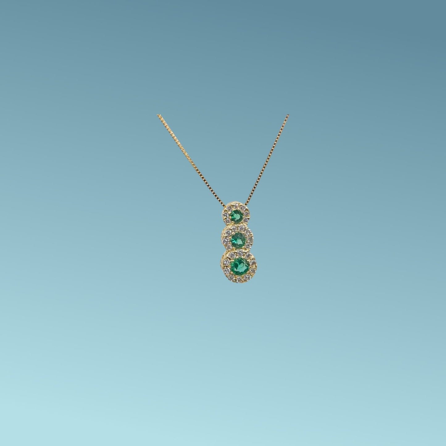 collana trilogy cm 45 in oro giallo 18kt con 3 smeraldi naturali taglio brillante dimensioni a scalare per un totale di 0.28 ct circondati da diamanti di 0.19 carati