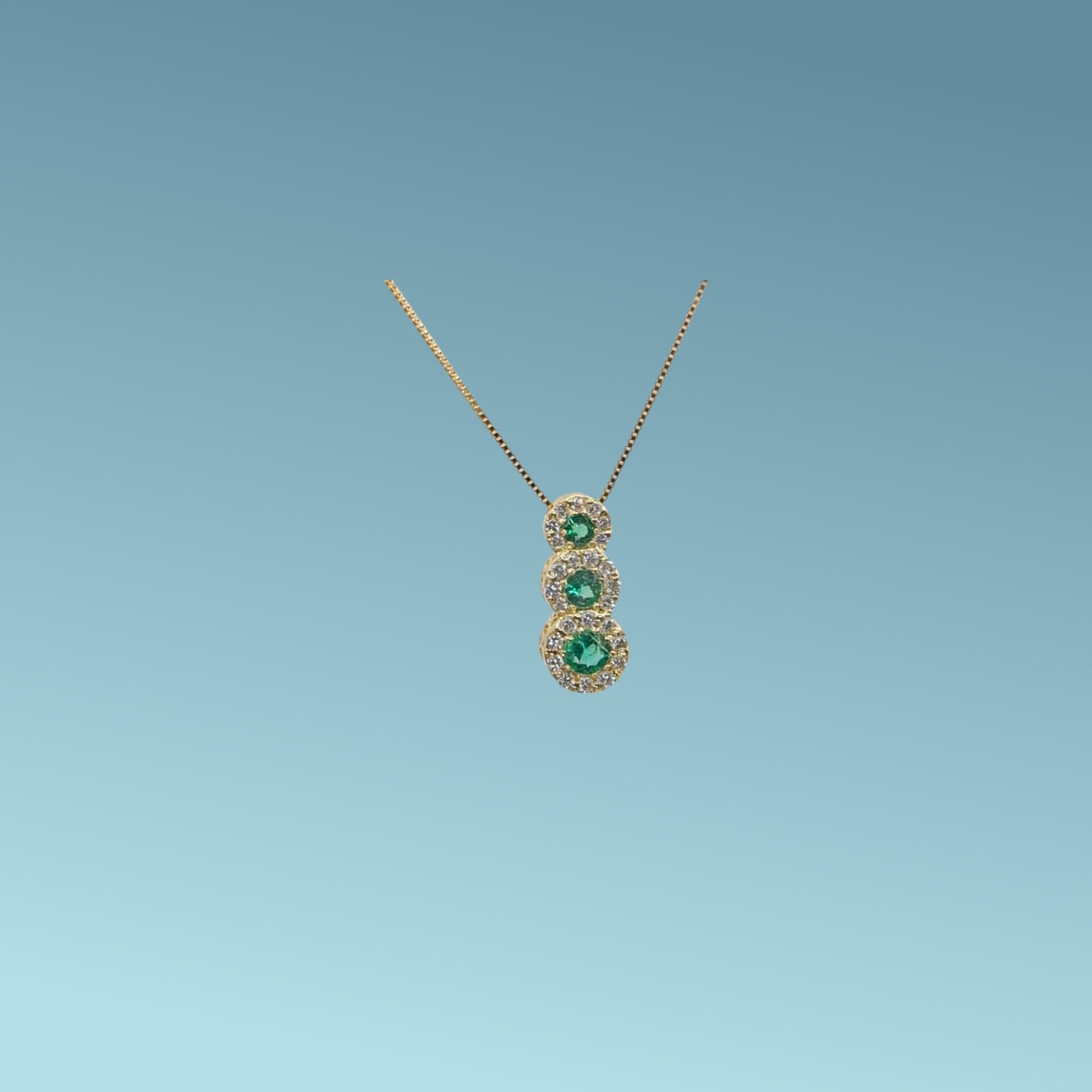 Collana Trilogy cm 45 in oro giallo 18kt con 3 smeraldi naturali taglio brillante dimensioni a scalare per un totale di 0.28 ct circondati da diamanti di 0.19 carati