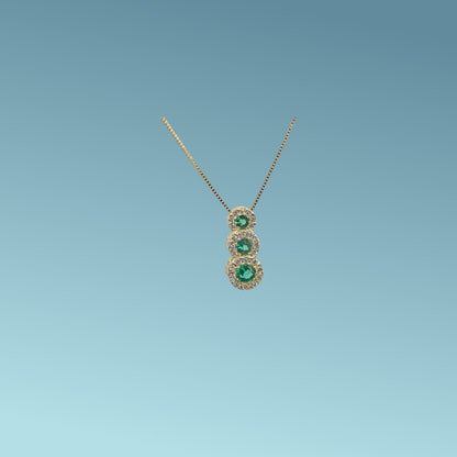 Collana Trilogy cm 45 in oro giallo 18kt con 3 smeraldi naturali taglio brillante dimensioni a scalare per un totale di 0.28 ct circondati da diamanti di 0.19 carati