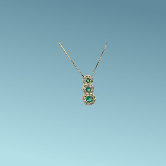 Collana Trilogy cm 45 in oro giallo 18kt con 3 smeraldi naturali taglio brillante dimensioni a scalare per un totale di 0.28 ct circondati da diamanti di 0.19 carati