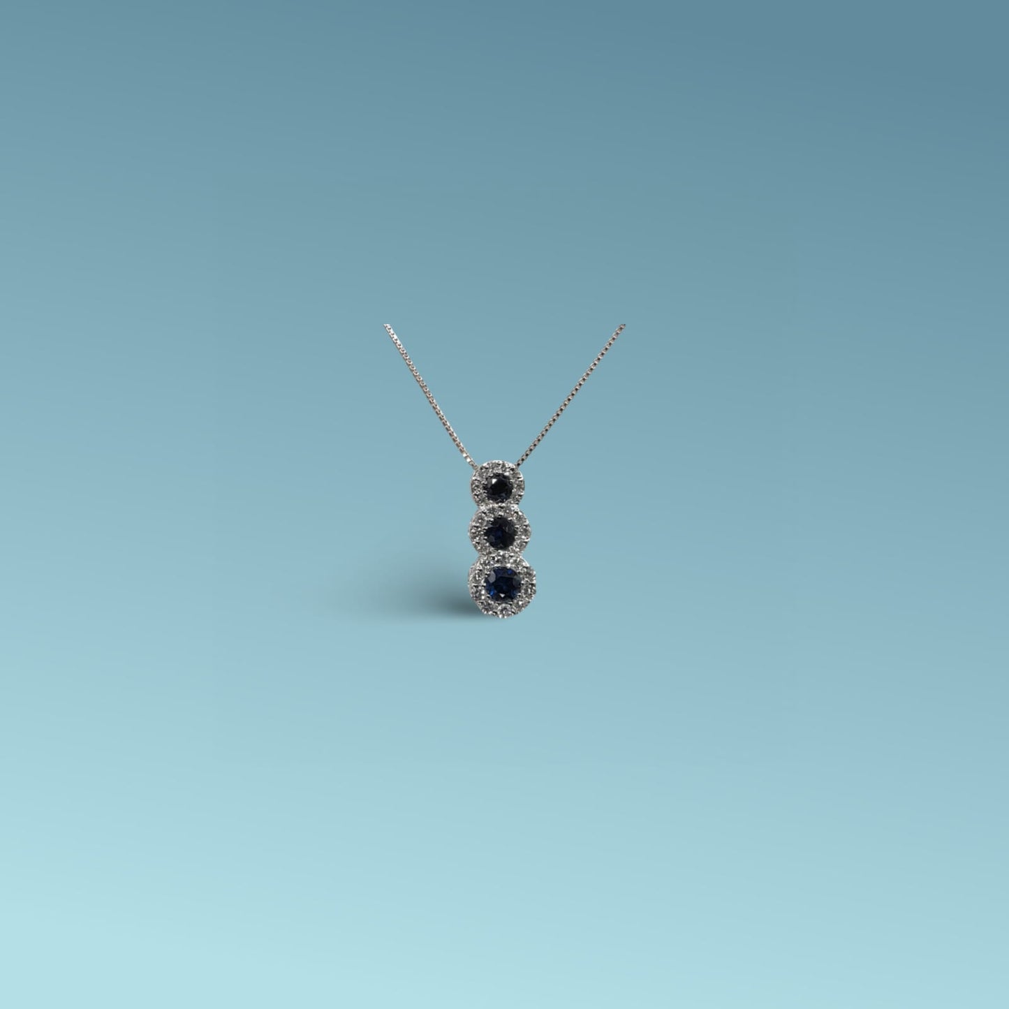 girocollo cm 45 di meteore gioielli presenta tre zaffiri naturali di taglio brillante di 0.59 ct contornati da diamanti naturali taglio brillante 0.29 ct