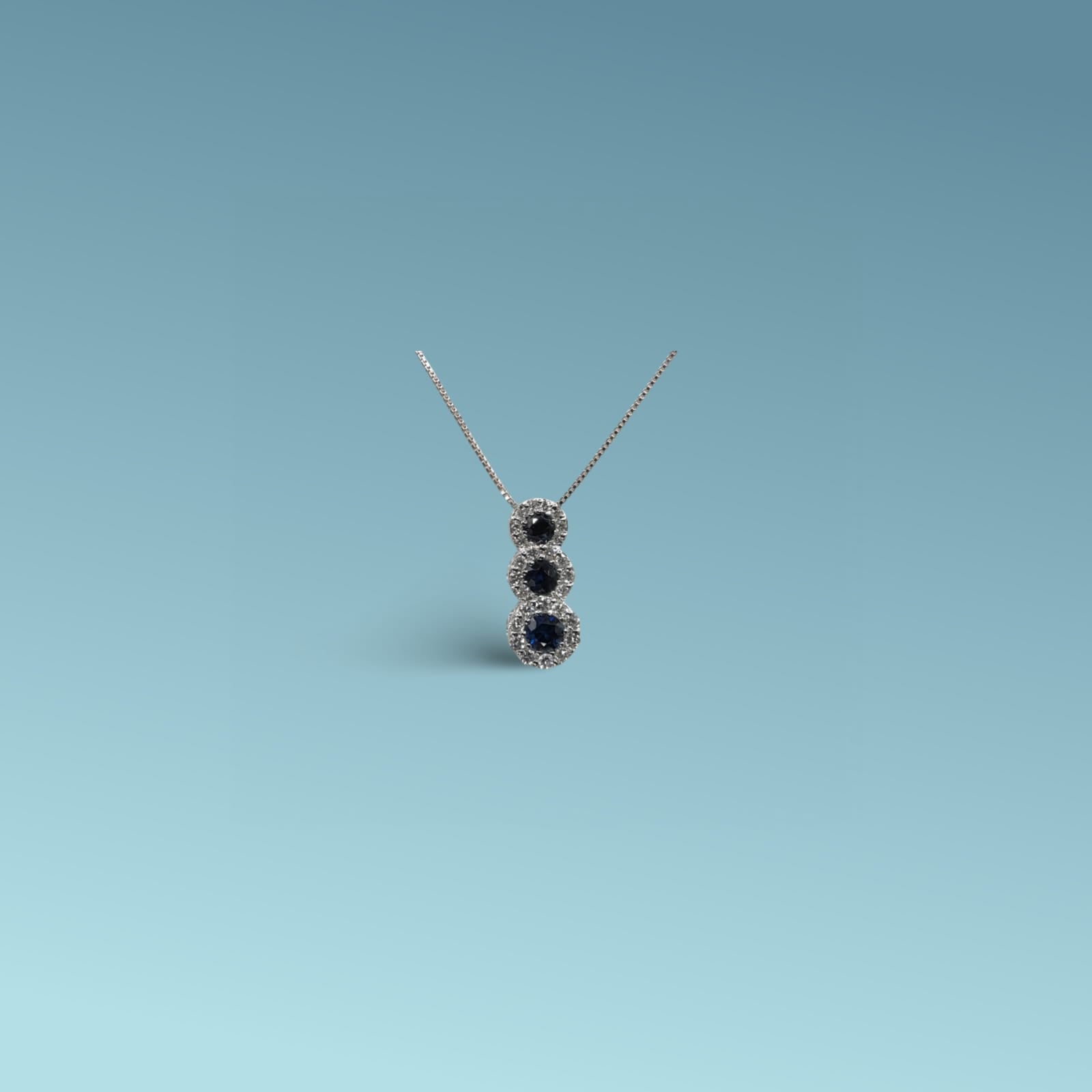 girocollo cm 45 di Meteore Gioielli presenta tre zaffiri naturali di taglio brillante di 0.59 ct contornati da diamanti naturali taglio brillante 0.29 ct