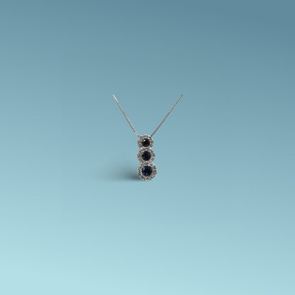 girocollo cm 45 di Meteore Gioielli presenta tre zaffiri naturali di taglio brillante di 0.59 ct contornati da diamanti naturali taglio brillante 0.29 ct