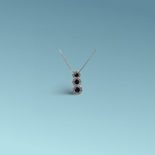 girocollo cm 45 di Meteore Gioielli presenta tre zaffiri naturali di taglio brillante di 0.59 ct contornati da diamanti naturali taglio brillante 0.29 ct