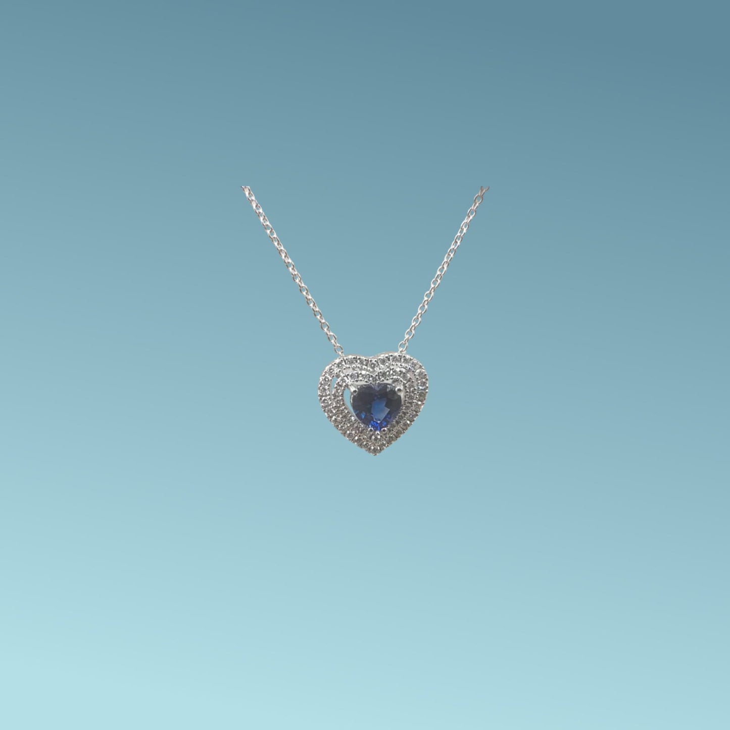 girocollo in oro bianco 18kt cm 45 di mirco visconti presenta uno zaffiro naturale taglio a cuore kt 0.41 contornato da un doppio giro di diamanti naturali taglio brillante kt 0.14