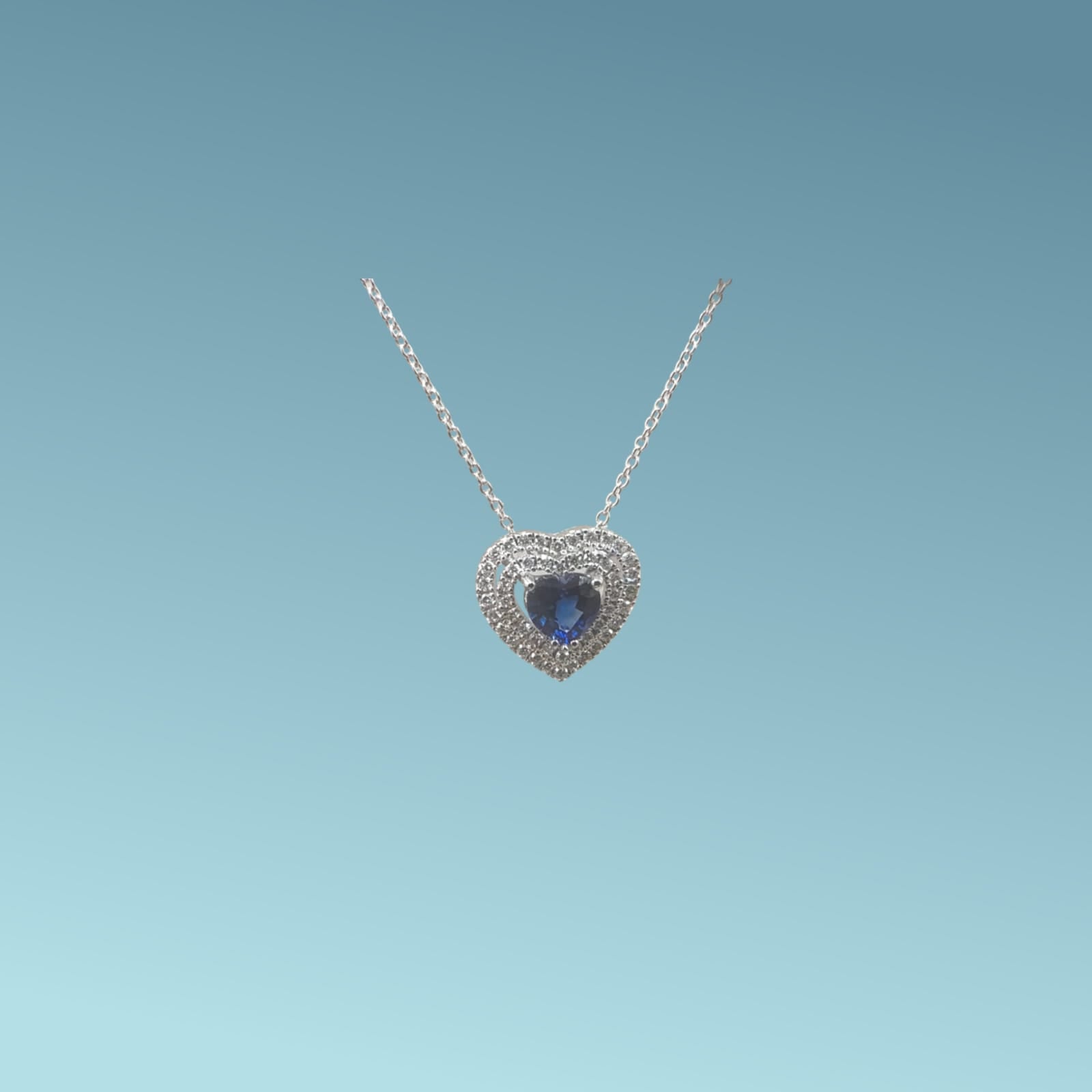 Girocollo in oro bianco 18kt cm 45 di Mirco Visconti presenta uno zaffiro naturale taglio a cuore kt 0.41 contornato da un doppio giro di diamanti naturali taglio brillante kt 0.14
