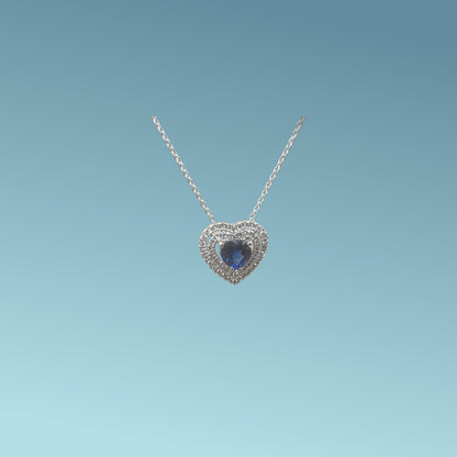 Girocollo in oro bianco 18kt cm 45 di Mirco Visconti presenta uno zaffiro naturale taglio a cuore kt 0.41 contornato da un doppio giro di diamanti naturali taglio brillante kt 0.14
