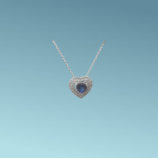 Girocollo in oro bianco 18kt cm 45 di Mirco Visconti presenta uno zaffiro naturale taglio a cuore kt 0.41 contornato da un doppio giro di diamanti naturali taglio brillante kt 0.14