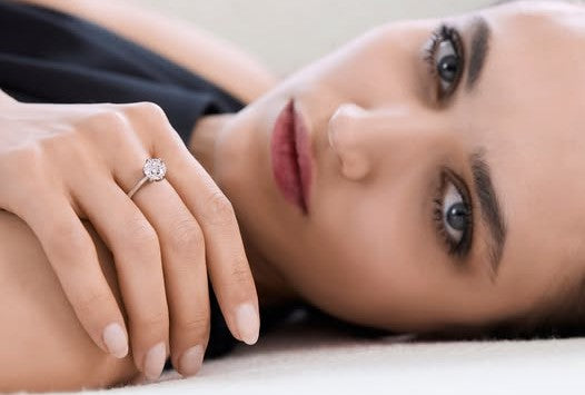 modella di mirco visconti che indossa anello